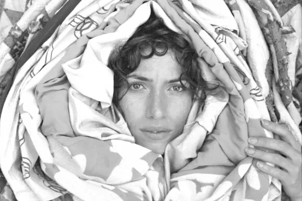 Aldous-Harding_Pressshot202202_Emma-Wallbanks Eventbild