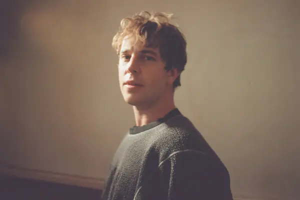 Tom-Odell_Pressshot2022_Clare-Shilland Eventbild